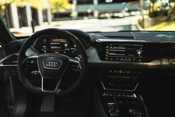 Elevate your blazer look: a guide to choosing the ideal sweater for flawless layering