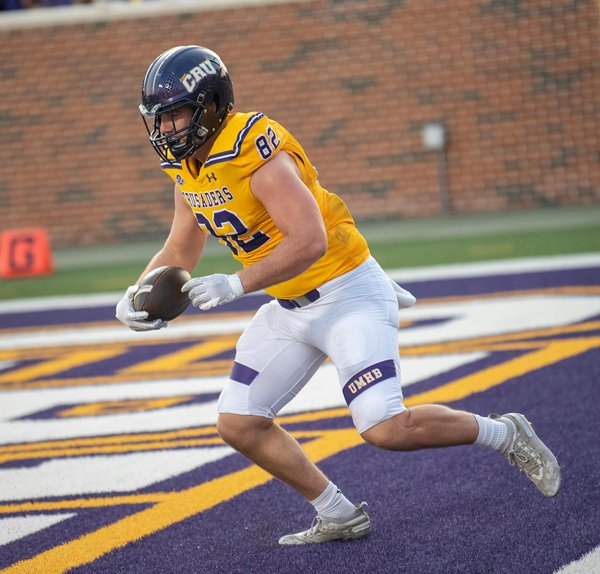 Revamp your contemporary office style: innovative tips for incorporating vintage accessories